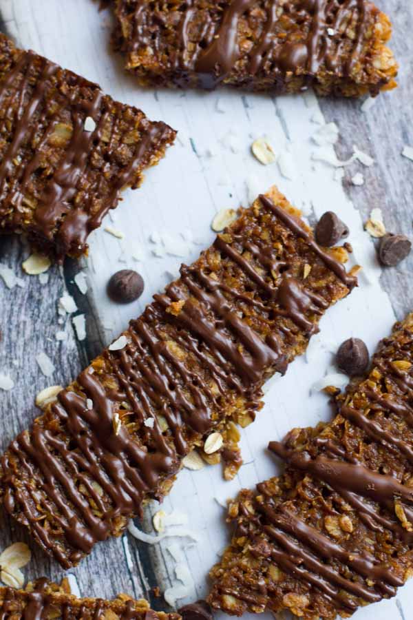 Invite the kiddos in the kitchen with this easy chocolate maple granola bar recipe. They will love showing off their creation and you'll love that they're eating a snack with real ingredients!