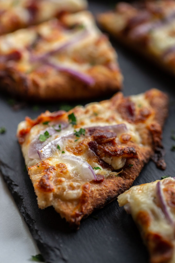 #AD This easy garlic pizza has bacon, onions and a delicious creamy garlic sauce. Great for holiday parties and it pairs nicely with a bottle of white wine, courtesy of Wente! #MakeTime
