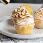 Delicious vanilla cake and a lemon marshmallow frosting make these amazing lemon meringue cupcakes. Top it with a candied lemon and your guests will fall in love!